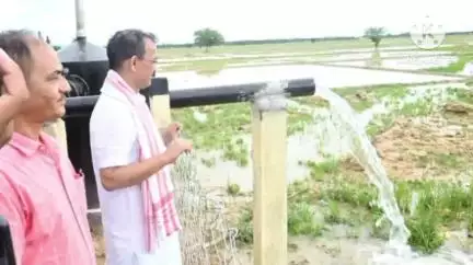 সৰুপথাৰ: উৰিয়ামঘাটৰ বিভিন্ন স্থানত সৌৰশক্তি চালিত জলসিঞ্চন প্ৰকল্পৰ শুভ উদ্বোধন বিধায়ক বিশ্বজিত ফুকনৰ