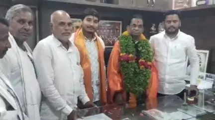 बसमत: शिवसेना शिंदे गटाचे तालुकाप्रमुख राजू चापके यांच्या कार्यालयात डॉ.मारोती क्यातमवार यांचा पक्षात प्रवेश केल्यामुळे सत्कार