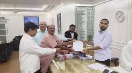 ସଦର: ସଂସ୍କାର ଭାରତୀ ଉତ୍କଳ ପଶ୍ଚିମ ପ୍ରାନ୍ତର ନେତୃତ୍ୱ ଏବଂ ସ୍ଥାନୀୟ ଅଗ୍ରଣୀ ସାଂସ୍କୃତିକ ଅନୁଷ୍ଠାନ ପକ୍ଷରୁ କଳାହାଣ୍ଡି ଜିଲାପାଳଙ୍କୁ ଦାବିପତ୍ର