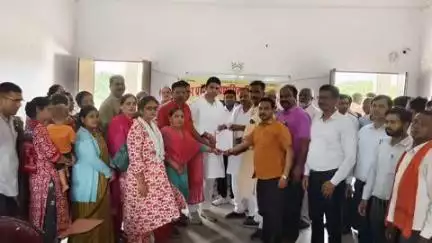 डलमऊ: विद्यालय मर्जिंग को लेकर डलमऊ ब्लॉक अध्यक्ष की अध्यक्षता में विधायक प्रतिनिधि को सौंपा गया ज्ञापन