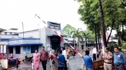 दमोह: अजाक थाने के सामने पत्थर की गाड़ी के विवाद में चाकू चले, दो भाई घायल, अस्पताल में भर्ती, आरोपी फरार