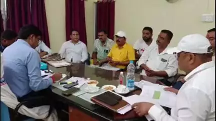 दुमका: क्षेत्रीय परिवहन कार्यालय में क्षेत्रीय परिवहन पदाधिकारी ने बस मालिकों और बस ऑनर एसोसिएशन के साथ बैठक की
