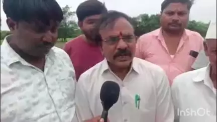 अहमदपूर: तेलंगणातील संगारेड्डी येथील रघु अरीकपुडी सेवा ट्रस्टची हडोळती येथील शेतकरी दाम्पत्याला एक लाखांची मदत