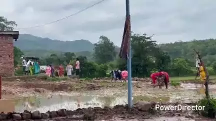 नाहन: बनकला-रखनी लिंक रोड बंद, स्कूली नौनिहालों को खराब मौसम में भुगतना पड़ रहा है खामियाजा