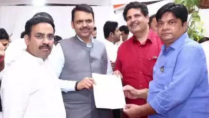 तिरोडा: मुंबई येथे मुख्यमंत्री देवेंद्र फडणवीस यांना आमदार विजय रहांगडाले यांनी धान खरेदीबाबत दिले पत्र