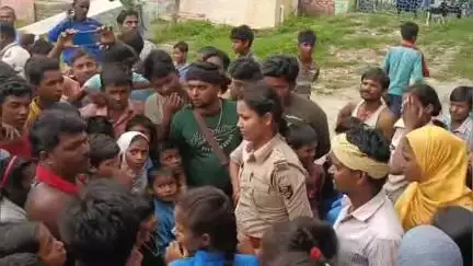 फलका: उत्क्रमित मध्य विद्यालय धनेठा में मिड-डे मील में कीड़ा मिलने पर बच्चे व अभिभावकों ने किया हंगामा