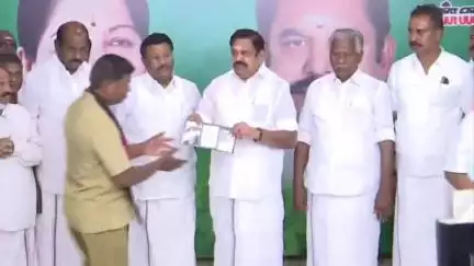 மயிலாப்பூர்: அதிமுக தலைமை அலுவலகத்தில் 171 நலிந்த தொழிலாளர்களுக்கு ரூ.1 லட்சம் வழங்கிய ஈபிஎஸ்