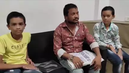 मल्हारगंज: विधायक रमेश मेंदोला बच्चों की मदद के लिए कलेक्टर से मिले, बच्चों को मिले शासन की योजना का लाभ, हादसे में हुआ था नुकसान