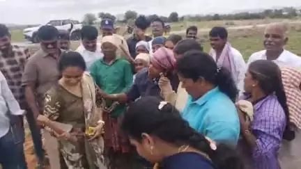 మరకుంటపల్లి వద్ద వ్యవసాయ కూలీలా వేరుశనగ పొలంలో కలుపు తీసిన ఎమ్మెల్యే సింధురా రెడ్డి