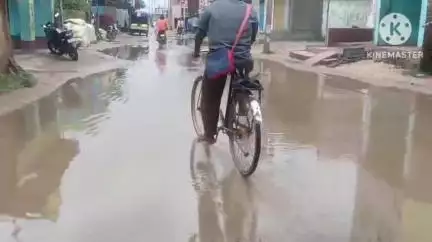 আড়শা: নিকাশি ব্যবস্থা তৈরি না হওয়ায় রাস্তায় জমেছে জল, আড়শা  পুরানো পোস্ট অফিসের সামনে  #jansamasya