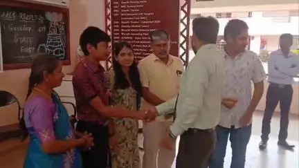 பொள்ளாச்சி: பத்தாம் வகுப்பு பொதுத் தேர்வில் மறு கூட்டல் அடிப்படையில் 499 மதிப்பெண் பெற்று மாநிலத்தில் முதலிடம் பிடித்த பொள்ளாச்சி தனியார் பள்ளி மாணவன் சாதனை