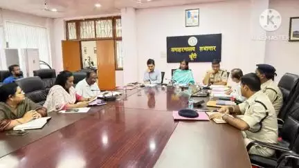 खूंटी: समाहरणालय के सभागार में उपायुक्त की अध्यक्षता में सड़क सुरक्षा से संबंधित बैठक का आयोजन किया गया