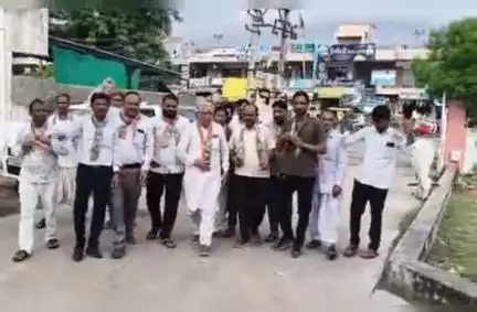 ડીસા વરસાદના પગલે ખેતીમાં થયેલ નુકસાનના પગલે વળતર ચુકવાની માંગ સાથે કોંગ્રેસે નાયબ કલેકટર કચેરી ખાતે આવેદનપત્ર પાઠવ્યું