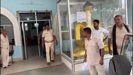 बोध गया: लूटकांड में गिरफ्तार ASI को बोधगया पुलिस ने दिया वीआईपी ट्रीटमेंट, बिना हथकड़ी के अधिकारियों की तरह गाड़ी में बैठे