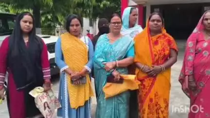 महाराजगंज: आजाद नगर में शराब की दुकान हटवाने की मांग,कलेक्ट्रेट परिसर में महिलाओं ने डीएम को सौंपा ज्ञापन 
#jansamasya