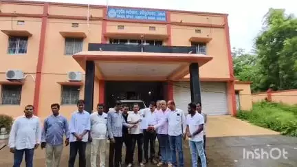 କବିସୂର୍ଯ୍ୟନଗର: କବିସୂର୍ଯ୍ୟନଗର ବ୍ଲକ ch ନୂଆ ଗାଁ ଠାରେ ଥିବା ଧନେଇ ନଦୀ ରେ ନିର୍ମାଣ କାର୍ଯ୍ୟ ର ୱାଲ ଗଡିବା ଘଟଣାକୁ ନେଇ ଦାବିପତ୍ର ପ୍ରଦାନ #jansamasya
