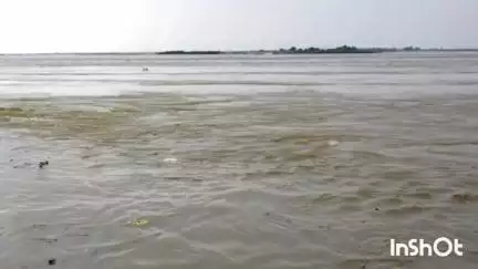 मुंगेर: गंगा के जलस्तर में वृद्धि जारी, संभावित बाढ़ से बचने के लिए दियारावासियों ने शुरू की तैयारी