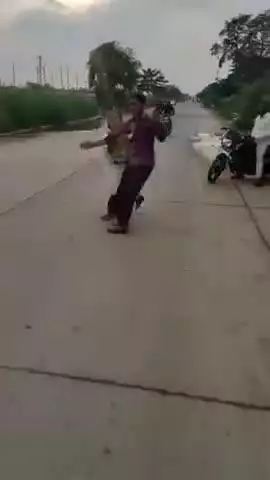 करछना: बस्तर गांव में जमीनी विवाद को लेकर एक महिला की दबंगई का वीडियो सोशल मीडिया पर हुआ वायरल