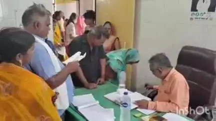 धनघटा: हैसर बाजार (मलौली) सामुदायिक स्वास्थ्य केंद्र में डॉक्टर के तबादले का विरोध