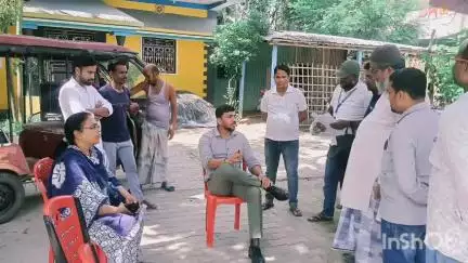 किशनगंज: जिले के सिंधिया कुलामणि पंचायत के अंतर्गत सिंधिया बस्ती में मतदाता सूची को लेकर जिले के एसडीओ ने किया निरीक्षण