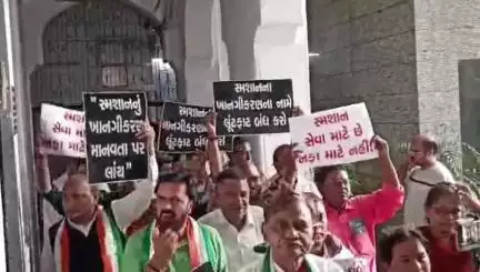 વડોદરા ઉત્તર: સ્મશાનો ના ખાનગીકરણના વિરોધમાં કોંગ્રેસનો મોરચો VMC કચેરી ખાતે પહોંચ્યો