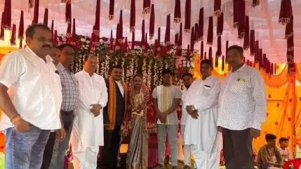 ଅନୁଗୋଳ: ଶଙ୍ଖମୂର ଗ୍ରାମର ପ୍ରଭାତ ପ୍ରଧାନଙ୍କ ବିବାହ ଉତ୍ସବରେ ଯୋଗ ଦେଲେ ପାଳଲହଡା ବିଧାୟକ ଅଶୋକ ମହାନ୍ତି