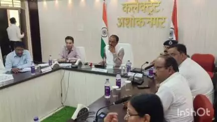 अशोक नगर: कलेक्ट्रेट सभाकक्ष में समीक्षा बैठक आयोजित, प्रभारी मंत्री ने कहा- जिले में अतिवर्षा/बाढ़ से निपटने की तैयारी रखें