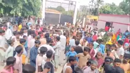 समस्तीपुर: सिंघियाखुर्द मध्य विद्यालय में छात्राओं के जवाब न देने पर शिक्षक ने की पिटाई, परिजनों का हंगामा