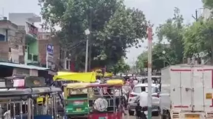 सिकंदरा: सिकंदरा में ऑटो चालकों की मनमानी, सड़क पर आड़े-तिरछी गाड़ियां खड़ी करने से सवारियों को हो रही परेशानी, जिम्मेदार मौन