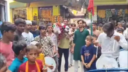 बिसौली: नगर में मोहर्रम के अवसर पर निकाला गया अलम-ए-मुबारक का जुलूस