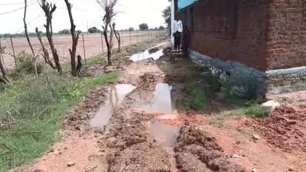महोबा: टीकमऊ गांव में ग्रामीणों को वर्षों से झेलनी पड़ रही खराब सड़क की समस्या,प्रशासन से जल्द समाधान की कर रहे मांग#jansamasya