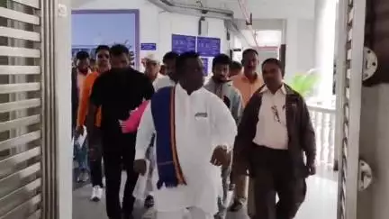 मिरज: बेडग येथेशेतकऱ्यांच्या जमिनीवरून बेकायदेशीर रस्ता काढण्यास विरोध; समस्त आंबेडकरी समाजाचं जिल्हाधिकाऱ्यांकडे निवेदन