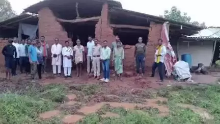 सूरजपुर: ग्राम कल्याणपुर, अखोराकला में हाथियों ने घर और फसलों को किया नुकसान, पूर्व विधायक ने तत्काल मुआवजा राशि देने की मांग की