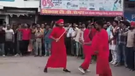फतेहपुर: शिव शक्ति अखाड़ा के महंत ने 18 से 30 साल के युवाओं को नाचने के बजाय लड़ने वाला सनातनी बनने की सलाह दी, पटेल नगर चौराहा