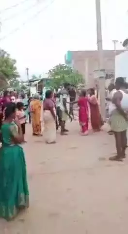 ಕೂಡ್ಲಿಗಿ: ಕಸಾಪುರ ಗ್ರಾಮದಲ್ಲಿ ಕ್ಷುಲ್ಲಕ ಕಾರಣಕ್ಕೆ ಜಗಳ ಮಹಿಳೆ ಮೇಲೆ ಮಚ್ಚು ಬೀಸಲು ಯತ್ನಿಸಿದ; ವಿಡಿಯೋ ವೈರಲ್#video viral