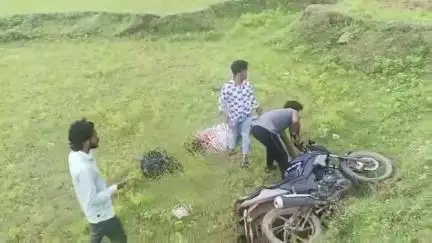 डुमरी: गलागी मोड़ के पास बाइक सवार युवक बाइक सहित गहरे खेत में गिरा, हुआ घायल