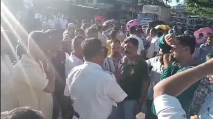 ডুমডুমা: ডুমডুমাৰ ৰূপাইত পথ অৱৰোধ কৰি উত্তাল প্ৰতিবাদ