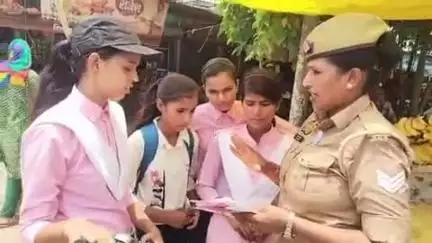 डेरापुर: मंगलपुर क्षेत्र में स्कूलों के खुलने पर महिला सुरक्षा टीम सक्रिय, छात्राओं को आत्मरक्षा के गुण सिखाए