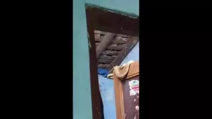 நாகப்பட்டினம்: நாகூர் பண்டகசாலை தெரு பகுதியில் வீட்டுக்குள் படம் எடுத்து ஆடிய 5 அடி நீளமுள்ள நல்ல பாம்பு - லாவகமாக மீட்ட தீயணைப்பு துறை