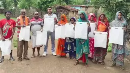 पाली: पाली में युवाओं ने लोगों को बांटे कपड़े के थैले, प्लास्टिक के दुष्परिणाम बताए