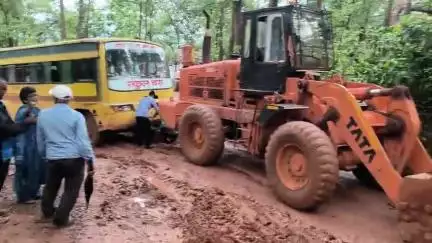 झारखंड के गुमला जिले घाघरा ब्लाक की सेरेंगड़ाग पंचायत में टला बढ़ा हादसा बीचो बीच जंगल मे स्कूल की बस जो बच्चों से भरी हुई थी उसको टोचन करके निकाला