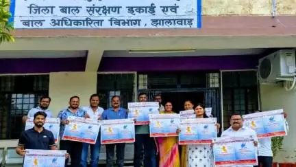 झालरापाटन: बाल अधिकारिता विभाग में 'फेंके नहीं, हमें दे' और 'क्या आप बच्चा गोद लेना चाहते हैं' विषय पर पोस्टर का विमोचन किया गया