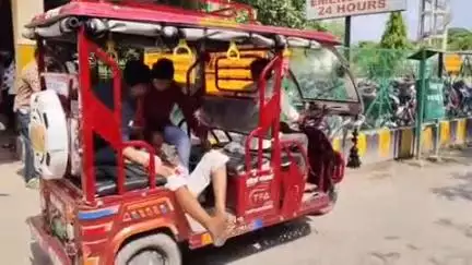 इटावा: सरैया चुंगी के पास डिवाइडर से टकराकर बाइक सवार अधेड़ गंभीर रूप से घायल, डायल 112 PRB 1611 ने पहुंचाया अस्पताल