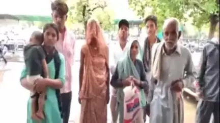 दमोह: घांघरी में करंट लगने से युवक की मौत के बाद न्याय न मिलने पर परिजनों ने एक माह बाद कलेक्टर को सौंपा ज्ञापन