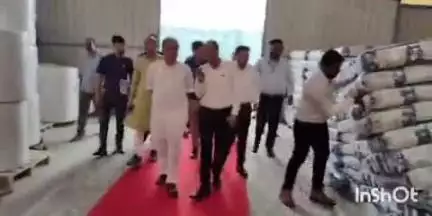 फतुहा: बिहार के उद्योग मंत्री नीतीश मिश्रा ने दोस्त मोहम्मदपुर स्थित ब्राइट थर्मो टेक कंपनी का निरीक्षण किया