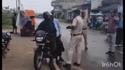 পুরুলিয়া ১: বৃষ্টিকে উপেক্ষা করে চাকলতোড় মোড়ে অনুষ্ঠিত হলো টামনা থানা পুলিশের সেভ ড্রাইভ সেভ লাইফ কর্মসূচি