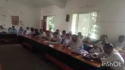 देवरी: देवरी प्रखंड मुख्यालय परिसर के सभागार में प्रखंड विकास पदाधिकारी की अध्यक्षता में हुई समीक्षा बैठक