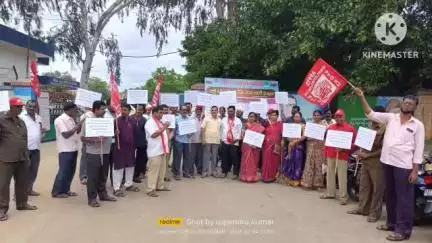 ఆర్టీసీ కార్మికులు ఎదుర్కొంటున్న సమస్యలపై హిందూపురం ఆర్టీసీ డిపో ఎదుట కార్మికుల నిరసన కార్యక్రమం