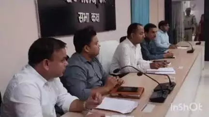 नवादा: समाहरणालय सभाकक्ष में जनता दरबार में जिला पदाधिकारी ने आमजन की समस्याएं सुनीं, कई मामलों का ऑन स्पॉट निष्पादन किया