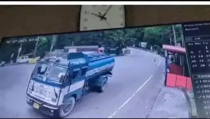 नरेन्द्रनगर: ताछला फकोट में ट्रक दुर्घटना के मामले में पुलिस ने ट्रक ड्राइवर के बयान को बताया गलत, जारी किया सीसीटीवी